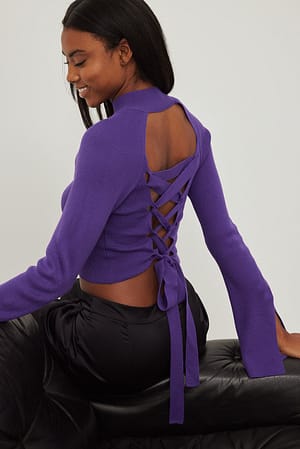 Lilac Strikket slå-om sweater med høj hals og detalje