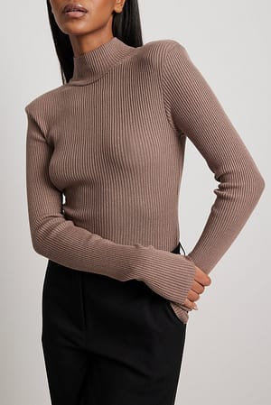 Taupe Strikket sweater med skulderpuder