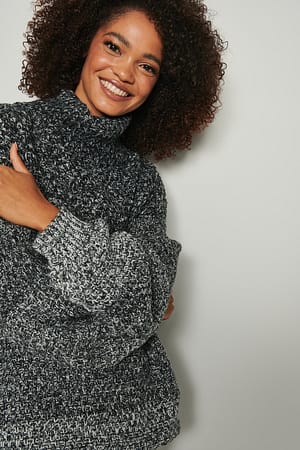 Black/White Strikket sweater i blandede garn i overstørrelse med rullekrave