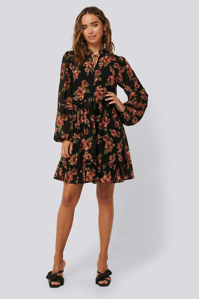 Pitkähihainen Minimekko Röyhelödetaljilla Black/Red Flower