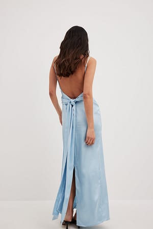 Light Blue Satynowa sukienka maxi z odkrytymi plecami