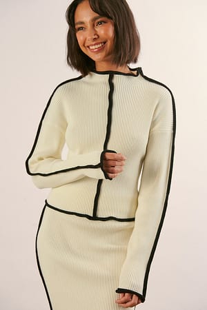 Black/White Strikket genser med turtle neck og markert søm