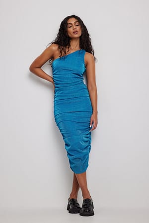 Blue Brokatowa drapowana sukienka midi na jedno ramię