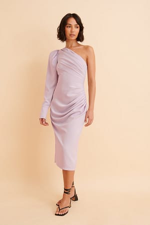 Lavender Recyklingowana sukienka z poduszkami odsłaniająca jedno ramię
