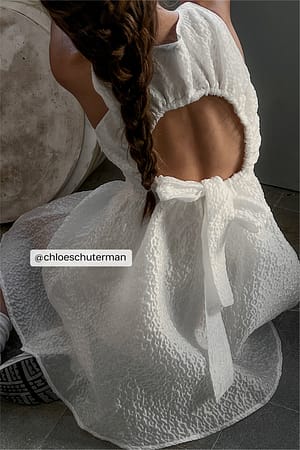White Rückenfreies Kleid mit Schleifendetail