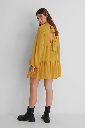 Mustard Recyceltes Kleid mit offenem Rücken