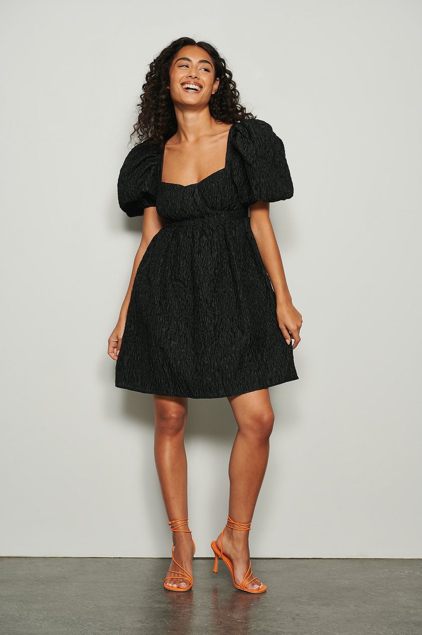Kleider Das Kleine Schwarze | Strukturiertes Kleid mit offenem Rücken - UJ16101