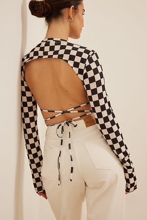 Checkered Top z ozdobnym wiązaniem i odsłoniętymi plecami