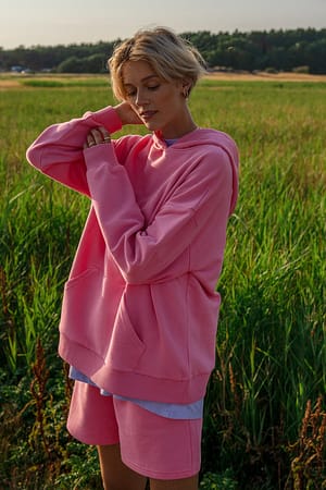 Pink Ekologisk oversize hoodie med ficka