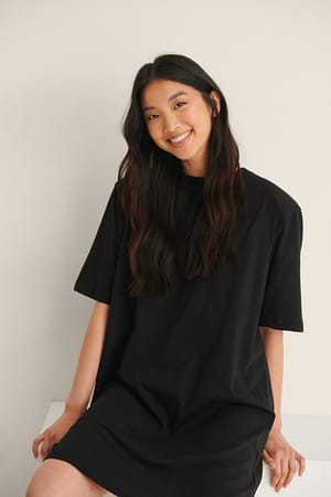 Black Organisk t-skjortekjole med polstret skulder