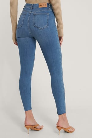 Mid Blue Skinny Jeans mit hoher Taille und rohem Saum