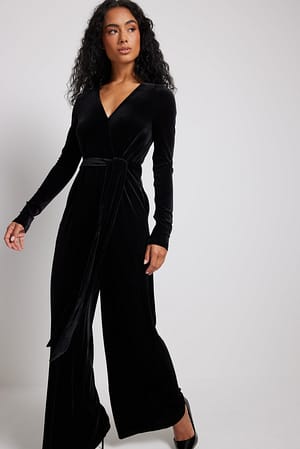 Black Fluwelen jumpsuit met omslag en riemdetail