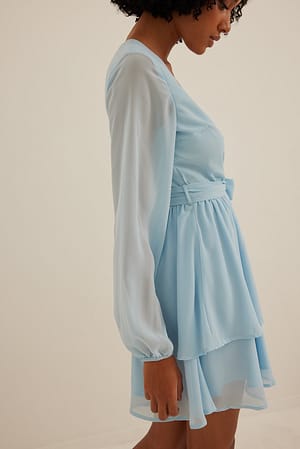 Dusty Blue Szyfonowa sukienka mini o kopertowym kroju