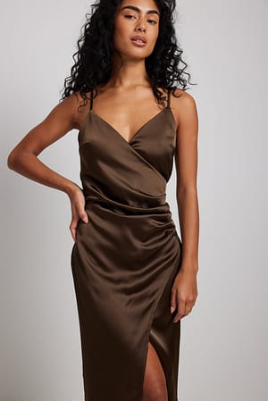 Brown Satynowa sukienka w kopertowym stylu