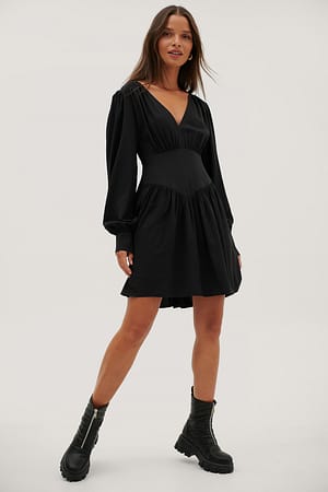Black Taillendetail Kleid mit V-Ausschnitt