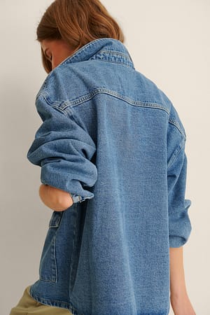 Mid Blue Recyklingowana kurtka dżinsowa z kieszeniami w łaty