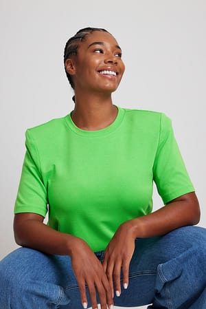 Green T-shirt com ombros estruturados