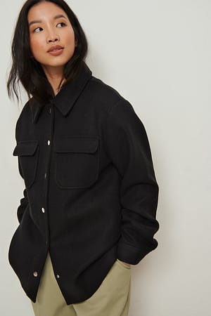Black Resirkulert overskjorte med perleknapp
