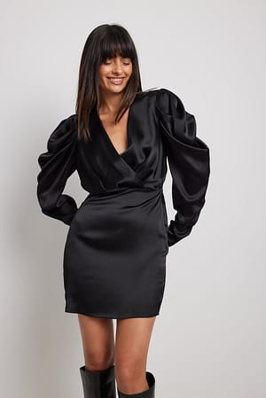 Black Satynowa sukienka z bufiastymi rękawami