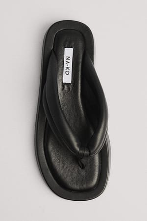 Black Tikatut sandaalt