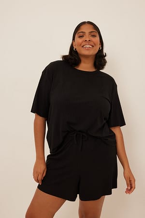 Black Pantalón corto reciclado acanalado con bordes sin coser