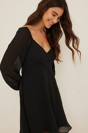 Black Slå om-kjole i genanvendt materiale med detalje
