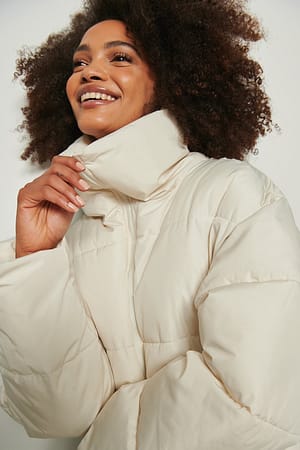 Offwhite Resirkulert oversized jakke med lang puff