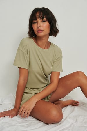 Olive Green Pehmeästi ribatut playsuit-pyjamat, kierrätettyä materiaalia