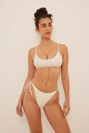 Offwhite Bikini-Höschen mit Schnüren