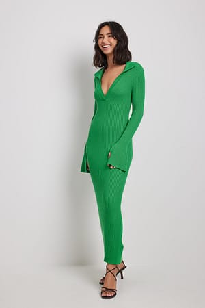 Green Ribbstickad klänning med trumpetärmar