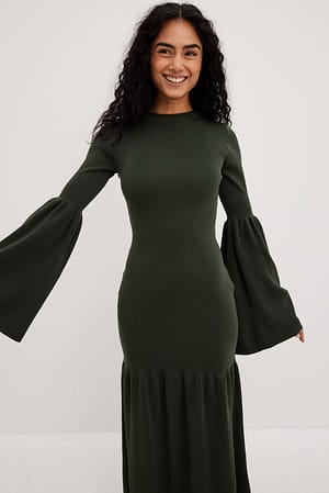 Dark Green Ribbad stickad klänning med volang