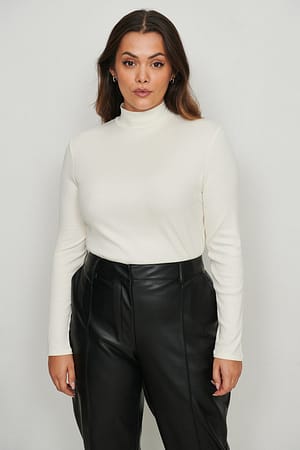 Offwhite Ribbstickad tröja med halvpolo och lång ärm