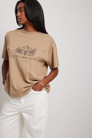 Beige Ylisuuri t-paita Rocky Mountains -printillä
