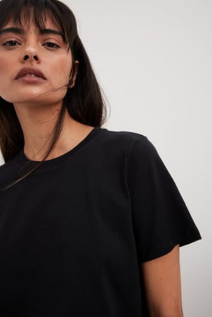 Black T-shirt de algodão com gola redonda
