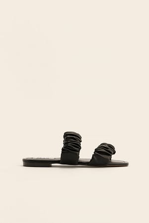 Black Flache Schuhe Mit Doppelriemchen Und Rüschen