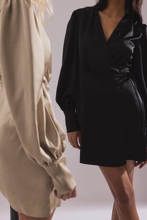Black Satynowa kopertowa sukienka mini