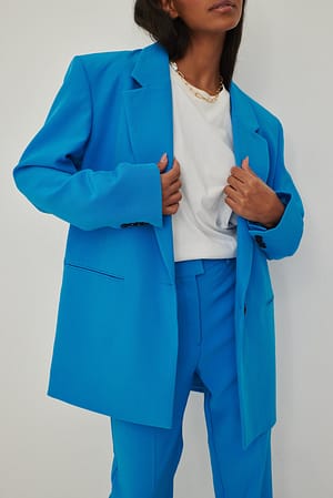 Bright Blue Blazer oversize con spalle appuntite in tessuto riciclato