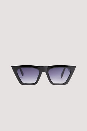 Black Återvunna solglasögon med vass fyrkantig båge och cateye-design