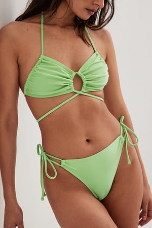 Light Green Top de bikini brillante con volantes