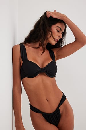 Black Drapiertes glänzendes Bikini-Höschen mit hohem Schnitt