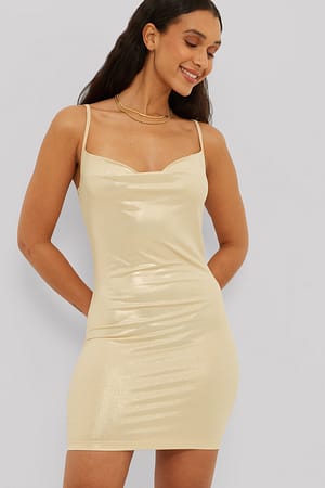 Beige Skinnende kjole med vandfaldseffekt i halsudskæring