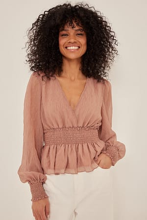 Dusty Pink Knitterbluse mit gesmockter Taille