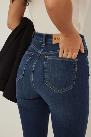 High-Waist Jeans – auf modisches | Taille NA-KD ein Hoch die