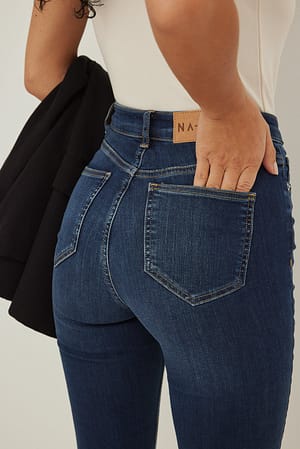 High-Waist Jeans – ein modisches Hoch auf die Taille | NA-KD