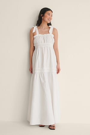 White Sukienka Z Wiązanymi Ramiączkami I Marszczeniem