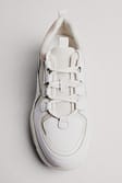 White Masywne buty sportowe z kolcami