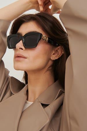 Black Solbriller med kvadratisk ramme og detaljer