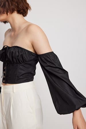 Black Bluse med firkantet hals og rysjer foran