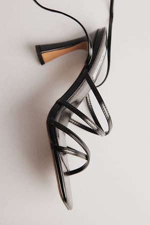 Black Sandaler med snørebånd med tragtformet hæl