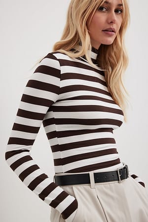 White/Brown Stripe Topp med striper, lange ermer og rullekrage